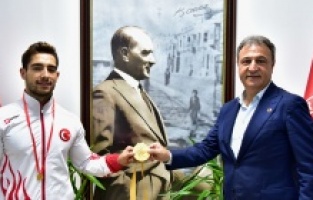 Dünya Şampiyonu’ndan Başkan İduğ’a ziyaret