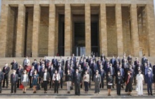 Bergamalı eski Devlet Bakanı Serdaroğlu Parti kurdu