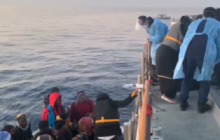 Dikili'de, arızalanan bottaki 28 göçmen kurtarıldı!