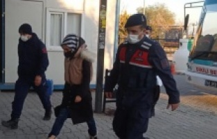 Dikili'den yurt dışına kaçmaya çalışan 26 FETÖ şüphelisi tutuklandı