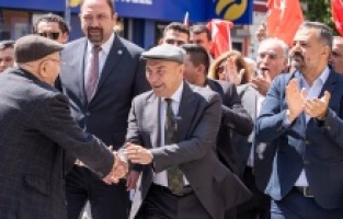 Soyer'den, dükkanları yıkılan Bergama esnafına destek; "Hesabını soracağız"