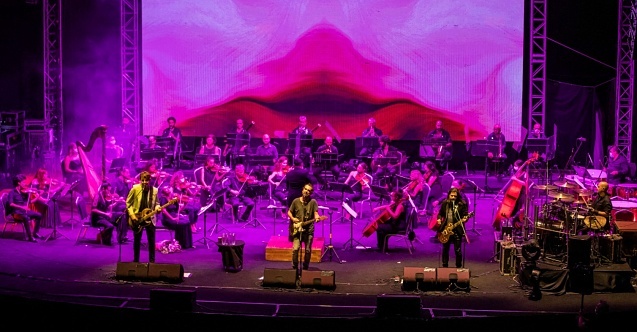 İ.E.F açılışında Mor ve Ötesi#039;nden senfonik rock konseri
