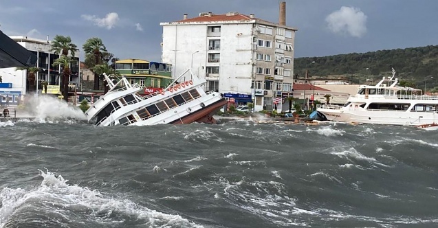 Şiddetli fırtına Ayvalık#039;ta hayatı felç etti!
