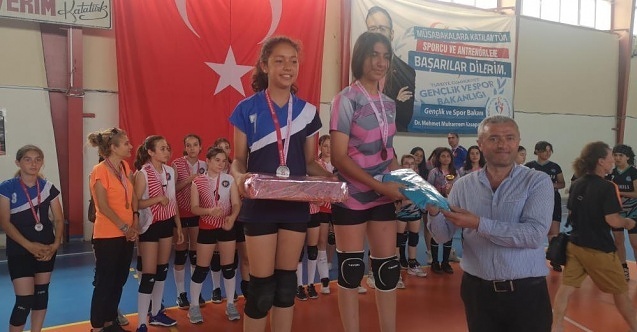 Dikilideki voleybol turnuvasında ‘Beyaz Kart uygulaması