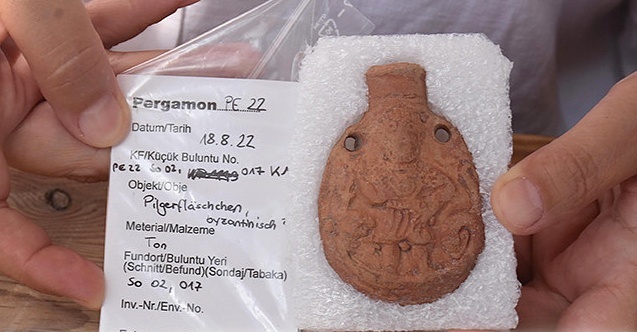 Pergamon kazılarında hacı şişesi bulundu!