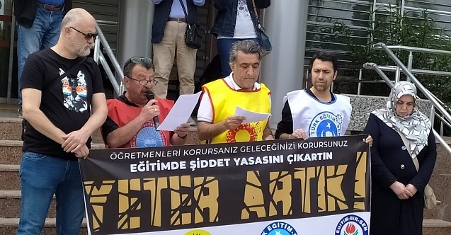 Dikili#039;de öğretmenler şiddete karşı eylem yaptı!